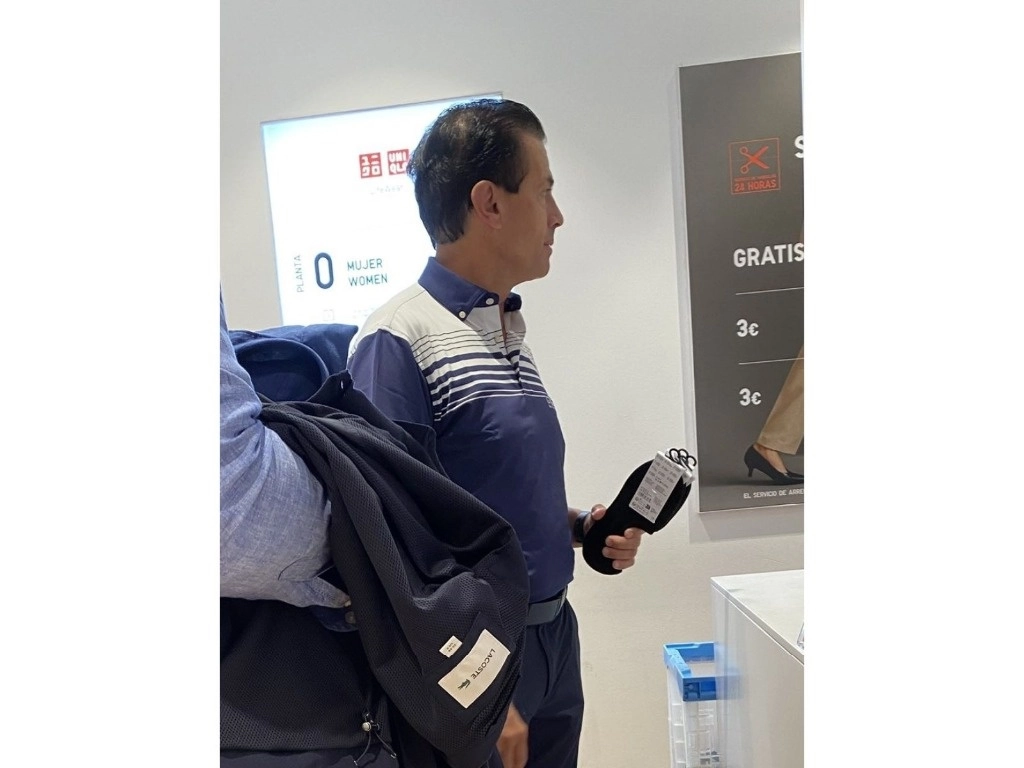 Peña Nieto, de compras en Madrid. El ex presidente Enrique Peña Nieto fue captado de compras en la tienda de moda Uniqlo en Madrid, España. Las imágenes compartidas en redes sociodigitales se han vuelto virales; muestran con calcetines en la mano al ex mandatario, quien viste una playera tipo polo. Foto tomada de la cuenta de X de Fernanda Contreras 
