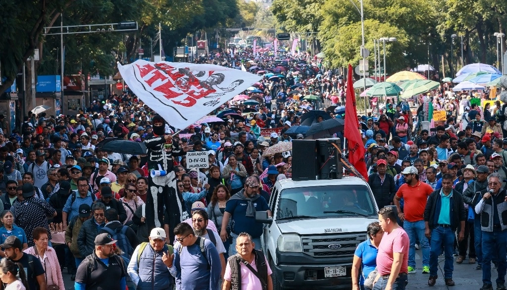 La marcha de la Coordinadora Nacional de Trabajadores de la Educación transitó ayer durante dos horas por el Paseo de la Reforma, en la Ciudad de México. Foto Luis Castillo