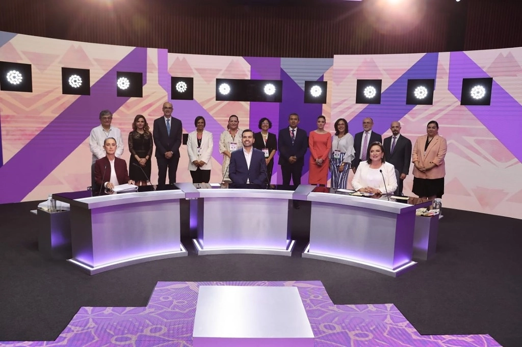 LA DEL RECUERDO. La plana mayor del INE en la parte posterior de las candidatas y el aspirante a la Presidencia de la República, antes del debate de anoche.Foto La Jornada