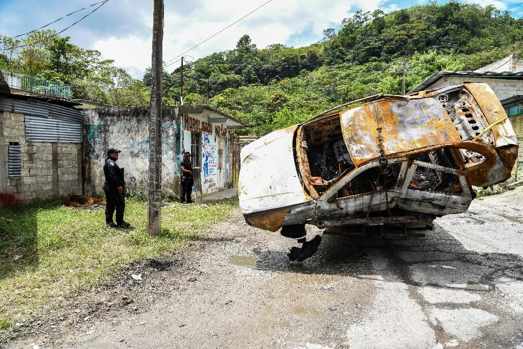 Dolor y terror en Tila, Chiapas. Policías observan vehículos quemados por grupos armados que han generado una ola de violencia en Tila, Chiapas, obligando a sus habitantes a abandonar la ciudad. Ayer, ejidatarios de la zona señalaron en un comunicado que “estas últimas semanas han sido de dolor y terror” luego de que “el 4 de junio, integrantes del grupo delincuencial Karma se presentaron detonando armas de alto calibre”. Foto Afp