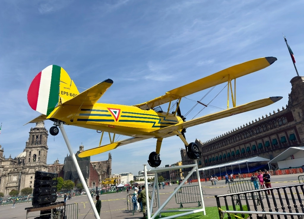 Todo listo para el despegue revolucionario. Ayer ya estaban listos en el Zócalo dos aviones y una locomotora antiguos para ser exhibidos en la conmemoración del comienzo de la Revolución. Foto Roberto García Ortiz