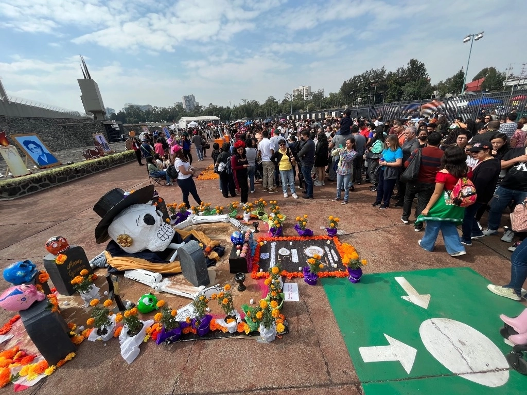 Megaofrenda de Ciudad Universitaria. Ofrenda dedicada a juezas, maestras, actrices, pintoras, doctoras y mujeres de las ciencias, humanidades y artes en el estadio de CU.Foto José Antonio López