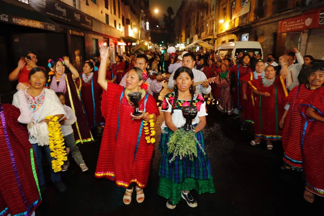 Comunidades indígenas celebraron ayer en el Centro Histórico de la Ciudad de México la entrega de constancia de mayoría a Hugo Aguilar Ortiz, abogado oaxaqueño de ascendencia mixteca, quien presidirá la Suprema Corte.