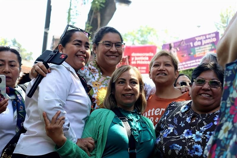 Reunirse con la gente, lo más importante: Batres. La ministra Lenia Batres Guadarrama, quien aspira a ganar su permanencia en el cargo, comenzó su campaña el domingo ante vecinos de la alcaldía Tlalpan. Foto 