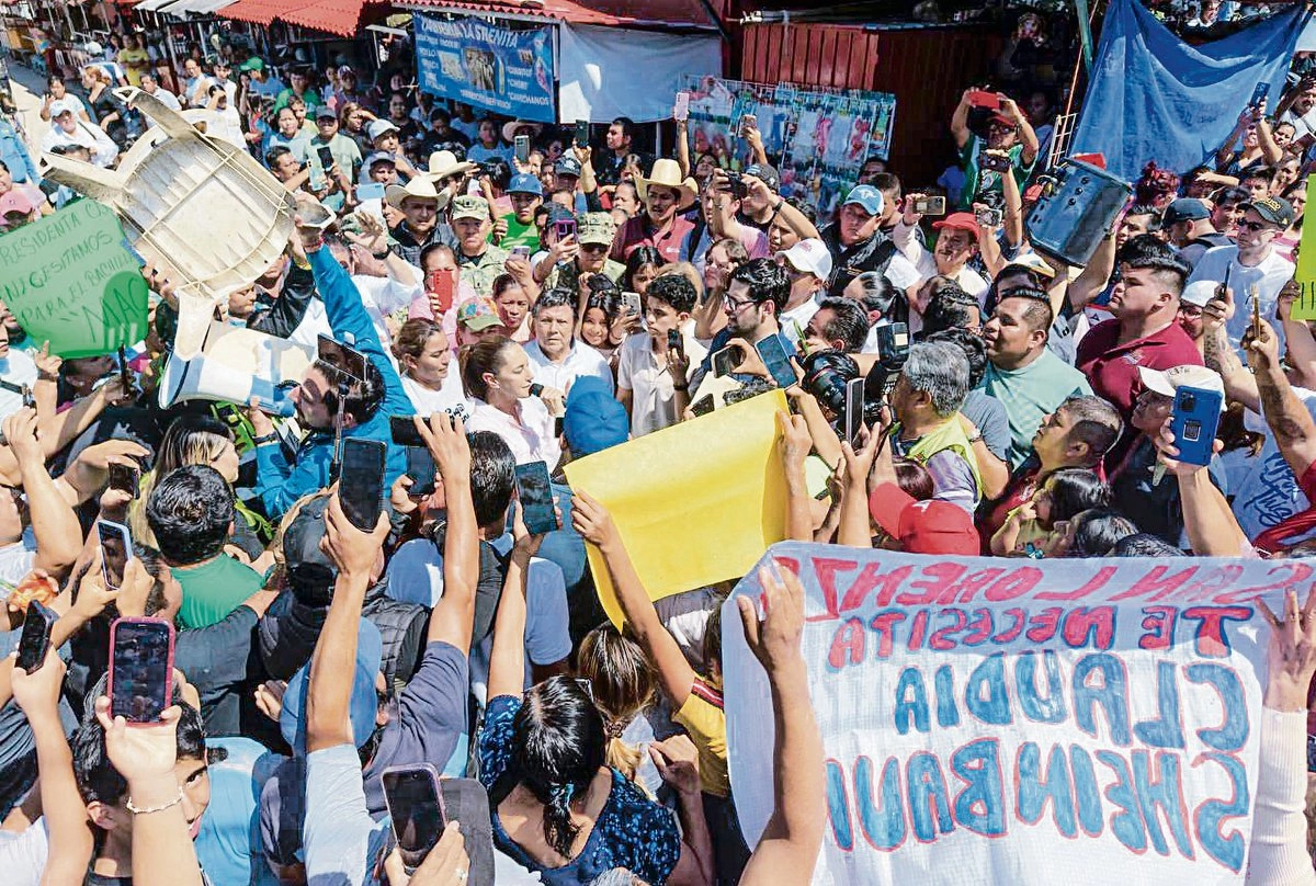 VISITA DE LA PRESIDENTA COMUNIDADES AFECTADAS. Claudia Sheinbaum acudió a la comunidad de La Ceiba, en el municipio de Xicotepec, Puebla, donde los pobladores le exigieron víveres, agua y otros apoyos. Foto
