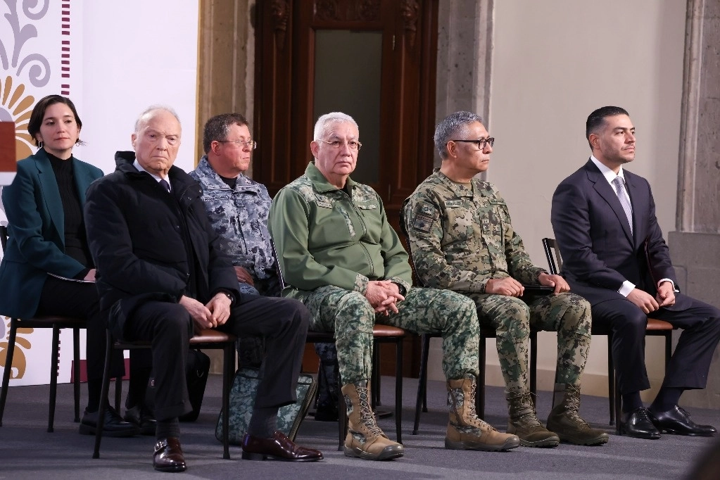 El titular de la FGR, Alejandro Gertz Manero, reapareció ayer en la mañanera acompañado de los secretarios de la Defensa, Marina y Seguridad. Foto Presidencia