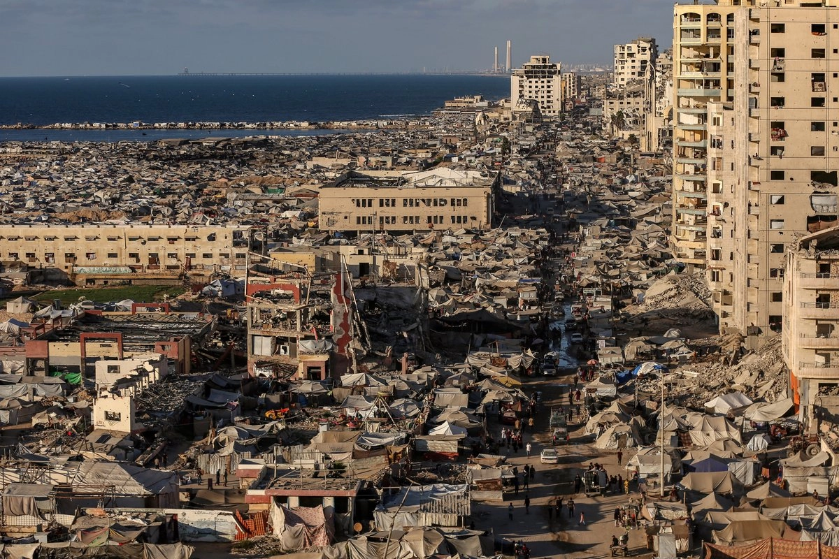 Pese al anuncio de un plan de pacificación, no está claro qué seguirá tras la retirada del ejército israelí del territorio. Mientras, los palestinos desplazados continúan sobreviviendo en tiendas de campaña en la devastada ciudad de Gaza. Foto 
