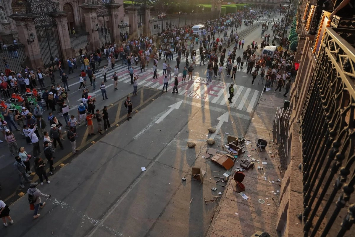 Asesinato de alcalde tensa ánimos en Michoacán. Tras una marcha en Morelia, Michoacán, en protesta por el asesinato del alcalde de Uruapan, un grupo de sujetos no identificados irrumpió en el palacio de gobierno, donde causó destrozos e incendió el inmobiliario. 