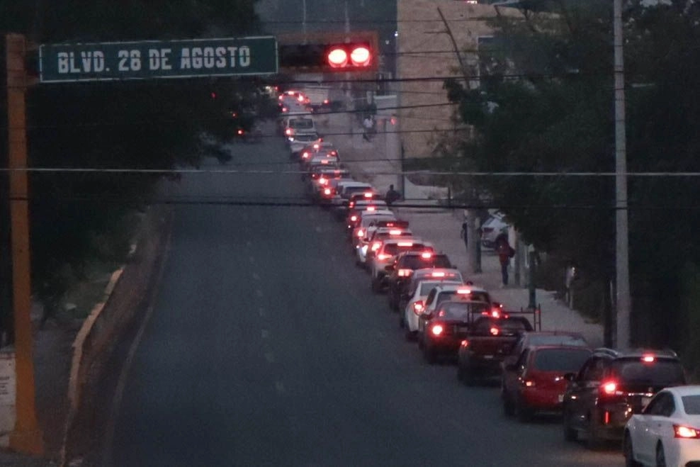 SIN GASOLINA EN CHIAPAS. La mayoría de las gasolineras de Tuxtla Gutiérrez se quedaron sin combustible ayer debido a que la CNTE mantiene bloqueadas las instalaciones de Pemex. En la imagen, larga fila de vehículos en la estación de servicio Los Laguitos.Foto Cuartoscuro