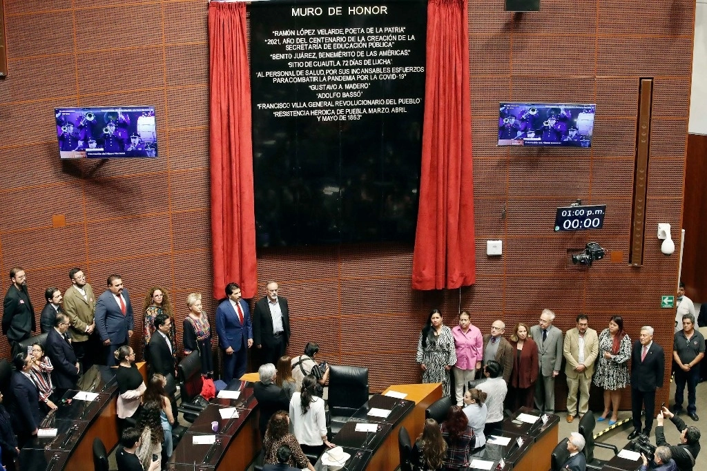 DEVELAN NOMBRES EN MURO DE HONOR DEL SENADO. En el Senado se develó ayer en el muro de honor del salón de sesiones la inscripción en letras doradas con los nombres de Gustavo A. Madero, Adolfo Bassó, Francisco Villa y de la Resistencia Heroica de Puebla, marzo, abril y mayo de 1863. Foto Senado