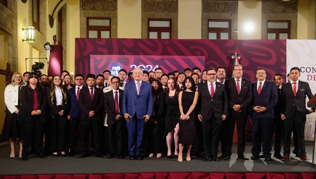Técnicos al servicio de la patria. En la conferencia del Presidente estuvieron 49 egresados de la carrera de ingeniería ferroviaria del Politécnico, que son pioneros en el área. Foto Presidencia