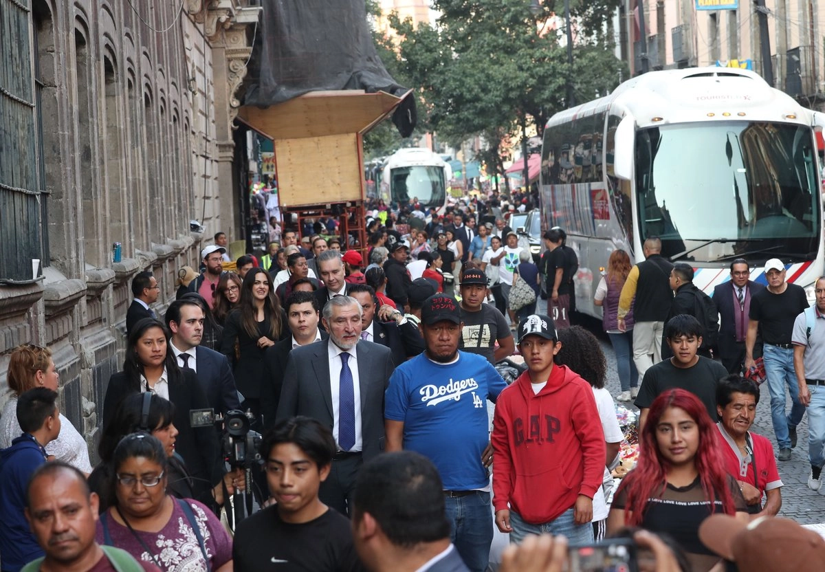 Legisladores de Morena arriban a Palacio Nacional para un encuentro con la presidenta Claudia Sheinbaum. En la imagen, el senador Adán Augusto López camina por la calle de Correo Mayor en medio de una multitud. Foto 
