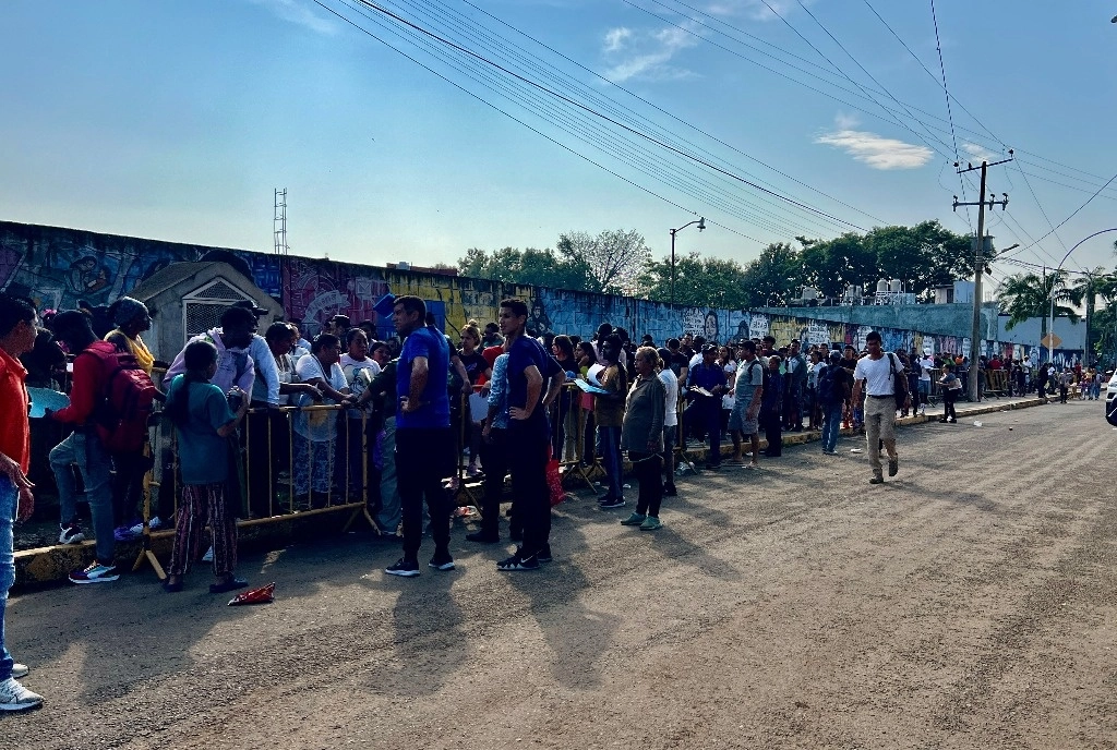 Migrantes piden más autobuses hacia el norte. En Tapachula, Chiapas, migrantes con cita confirmada con la ‘app’ CBP One para solicitar asilo en EU, pidieron al Instituto Nacional de Migración (INM) que disponga más autobuses para su traslado a la frontera norte por el “corredor de movilidad segura”. Los extranjeros señalaron que hasta ahora las unidades resultan insuficientes. Según fuentes del INM, de agosto a la fecha han sido trasladados 2 mil 75 indocumentados con 57 autobuses desde Chiapas y Tabasco. Foto e información de Édgar H. Clemente, corresponsal