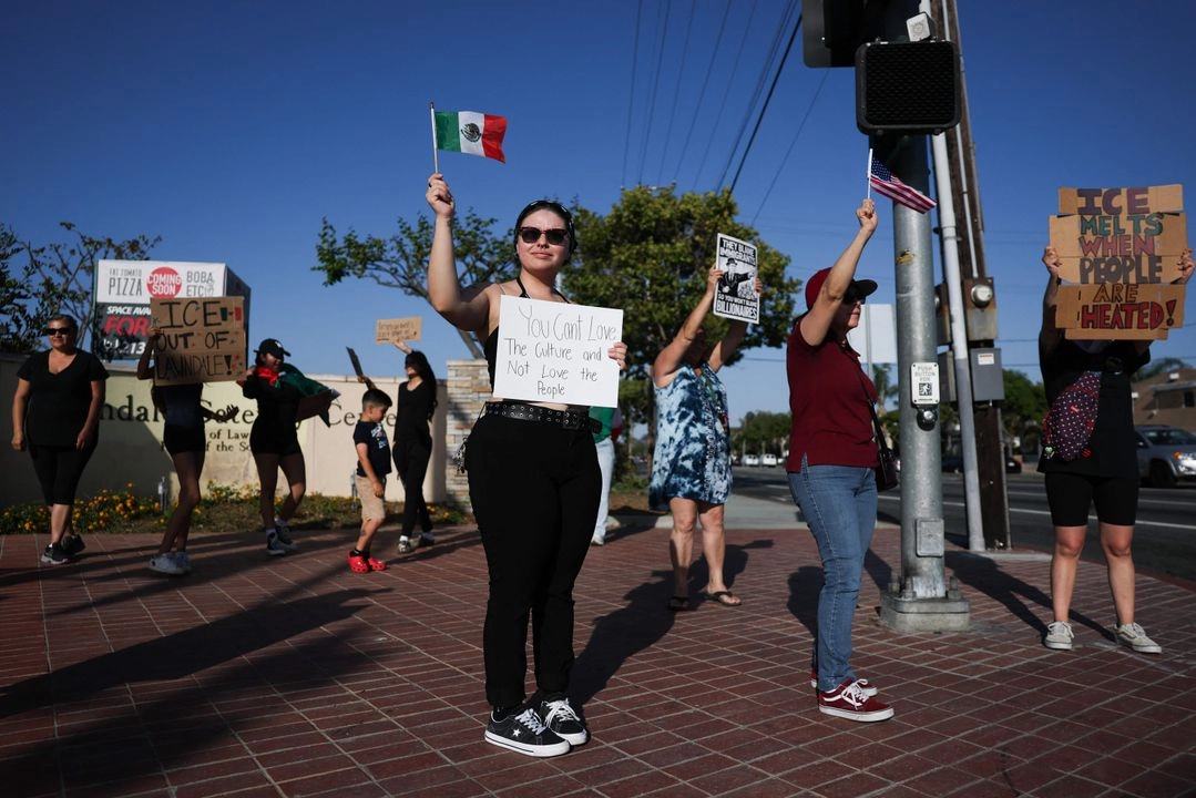 En una protesta pacífica en la ciudad de Lawndale, en Los Ángeles, California, contra las políticas migratorias que incluyen redadas y el despliegue de tropas, manifestantes portan banderas de México y Estados Unidos. Foto 