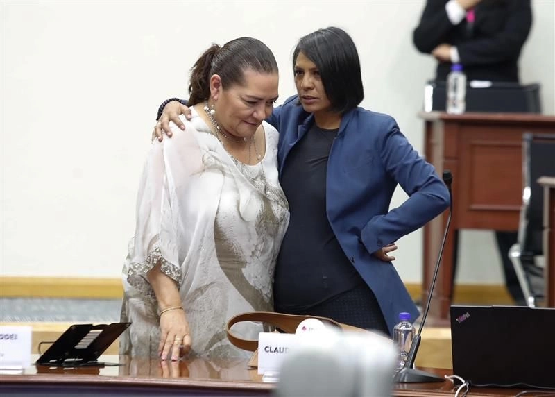 Consejeras. La presidenta del INE, Guadalupe Taddei, y la consejera Norma Irene de la Cruz durante la sesión extraordinaria de ayer del Consejo General Electoral.