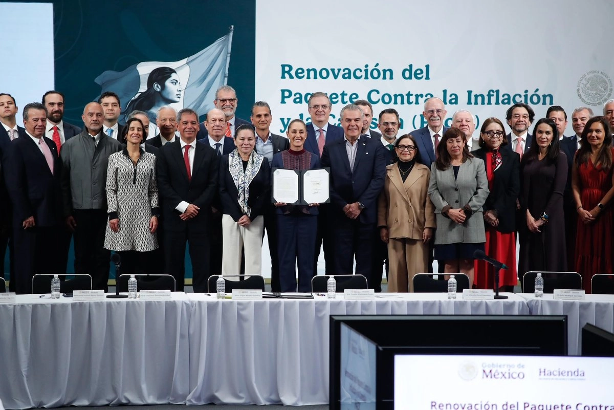 El gobierno federal y empresarios firmaron ayer en Palacio Nacional la renovación del Paquete contra la Inflación y la Carestía (Pacic), que busca mantener el costo de la canasta básica de 24 productos en 910 pesos. Foto 