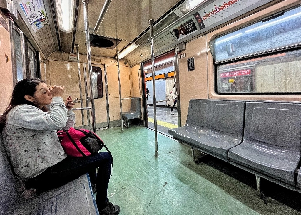 MANITA DE GATO. Recorrido por la línea 7 del Metro, la cual tuvo fallas la semana pasada. Foto Marco Peláez