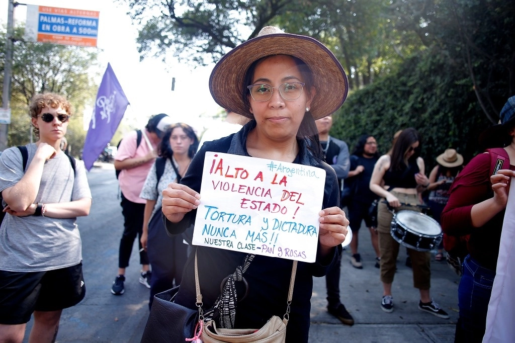 En el contexto del 48 aniversario del golpe militar de 1976 en Argentina, diversas organizaciones protestaron en la puerta principal del consulado de ese país en México por el ataque a una activista de la agrupación HIJOS el pasado 5 de marzo y expresaron solidaridad con el pueblo trabajador argentino. Foto María Luisa Severiano