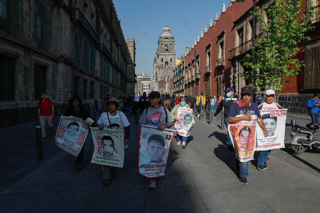 Portazo en Palacio Nacional. La convocatoria de padres de los 43 normalistas desaparecidos para entregar una solicitud de diálogo con el Presidente derivó en una movilización en la que encapuchados tiraron la puerta de acceso a Palacio en la calle de Moneda. Foto Jorge Ángel Pablo García 