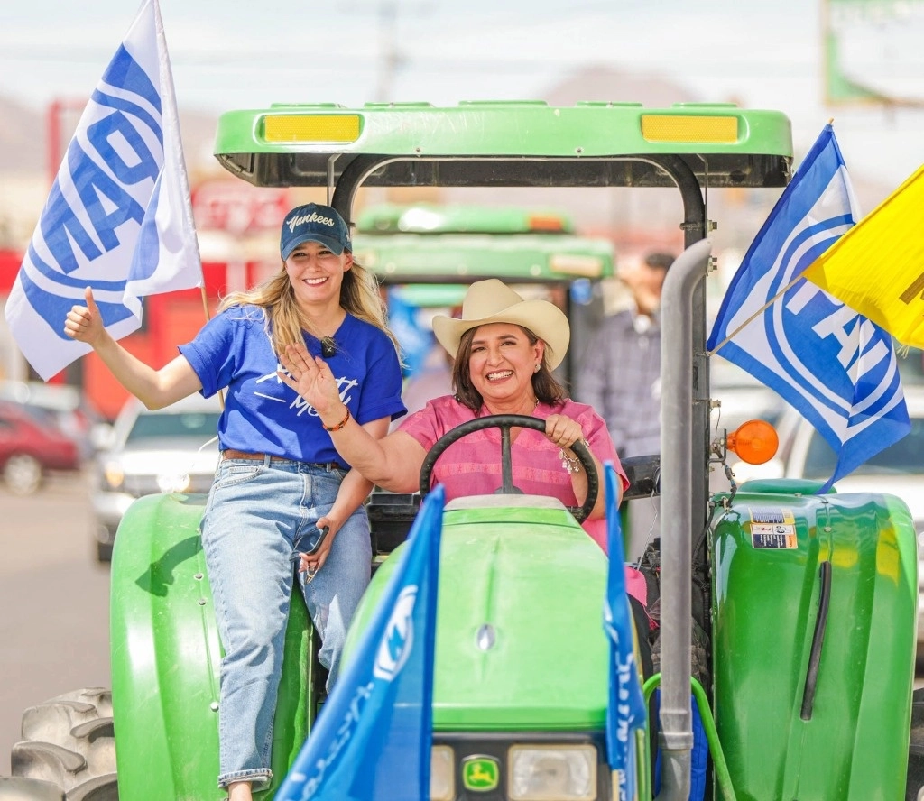 CAMPAÑA EN CHIHUAHUA. Xóchitl Gálvez, candidata por la coalición Fuerza y Corazón por México, llegó a Camargo y fue recibida por cientos de agricultores con 300 tractores.Foto Cuartoscuro