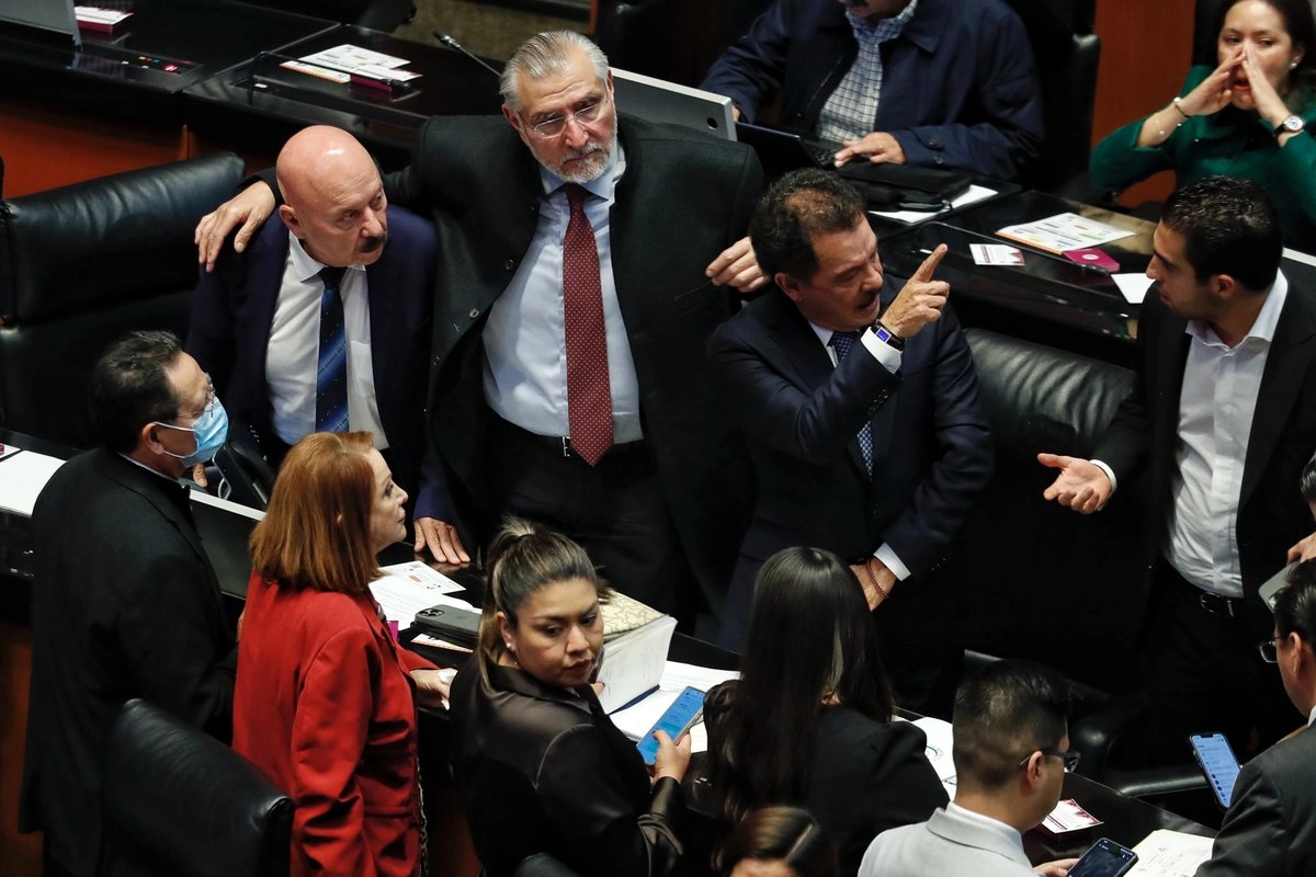Senadores de Morena y oposición se enfrentaron ayer durante la aprobación de las reformas a la Ley de Salud que prohíben producir, comercializar, importar y exportar cigarrillos electrónicos, vapeadores y otros dispositivos análogos. Foto 