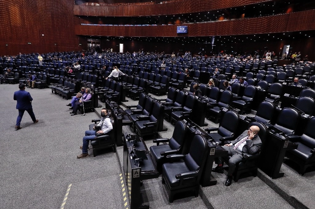Día laboral normal en San Lázaro. Aspecto del salón de plenos de la Cámara de Diputados durante la sesión ordinaria de ayer, a la que asistieron unos cuantos legisladores. Foto Marco Peláez