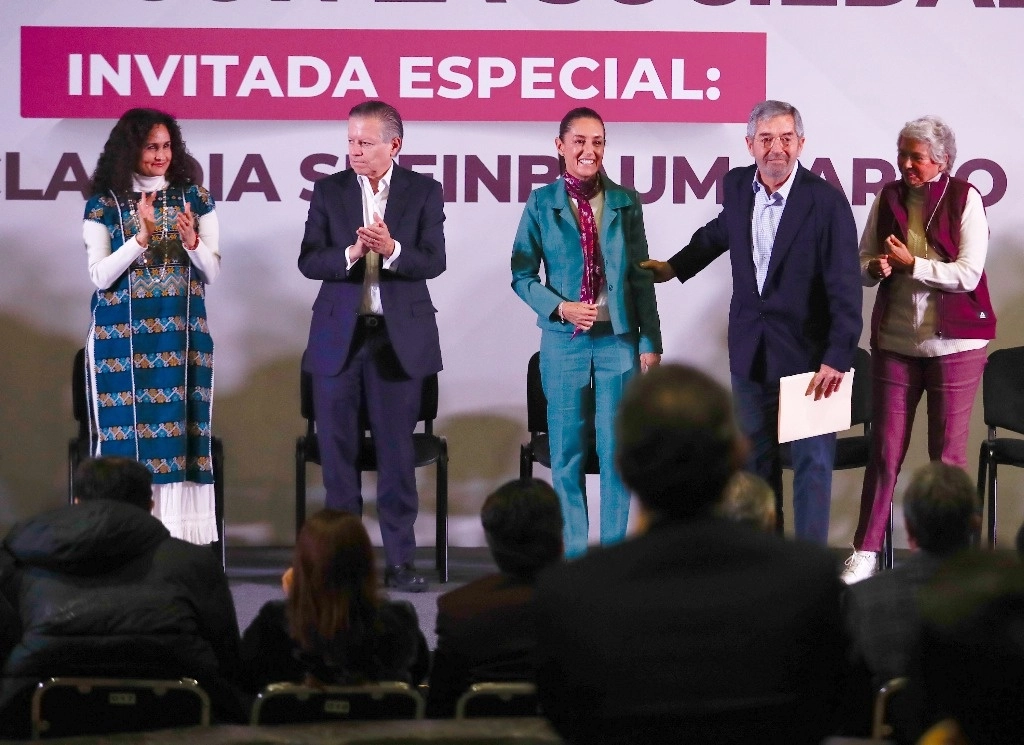 La precandidata presidencial morenista, Claudia Sheinbaum Pardo, incorporó ayer a su equipo a 17 ex funcionarios, legisladores, ex ministros y académicos, entre ellos Juan Ramón de la Fuente y Olga Sánchez Cordero. Foto Víctor Camacho 