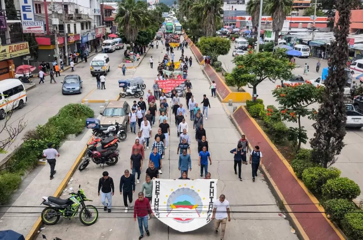 A casi 11 años de la noche de Iguala. Padres de los 43 estudiantes desaparecidos de la normal de Ayotzinapa protestaron ayer en Chilpancingo para exigir la presentación con vida de los jóvenes.