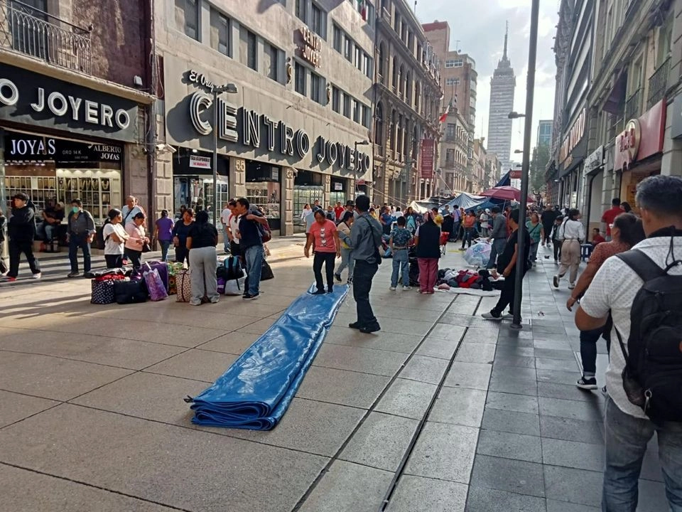 Maestros afiliados a la Coordinadora Nacional de Trabajadores de la Educación levantan parte del campamento que tienen instalado en el Centro Histórico de la Ciudad de México desde hace varias semanas. Foto 
