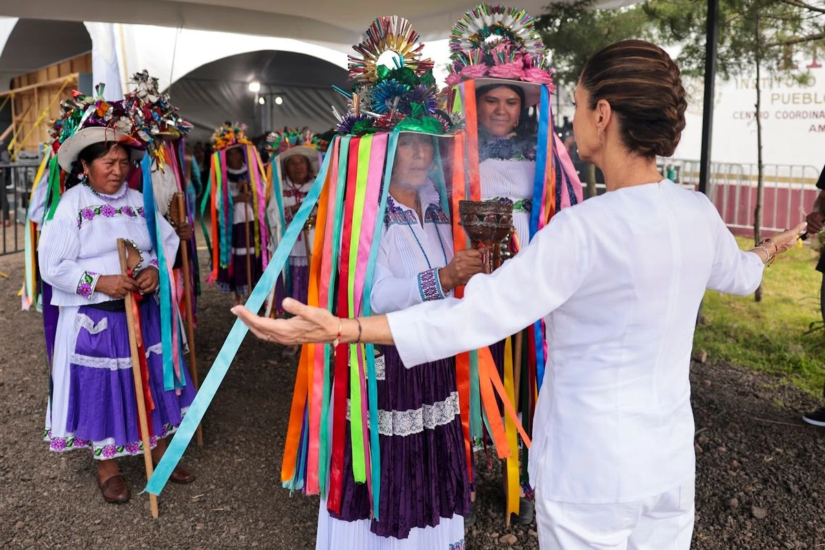  Tradiciones comunitarias. La presidenta Claudia Sheinbaum participó en un ritual en Amealco, Querétaro, donde encabezó una asamblea del Fondo de Aportaciones para la Infraestructura Social para Pueblos y Comunidades Indígenas y Afromexicanas, en la que estuvo acompañada por funcionarios de su gabinete. 