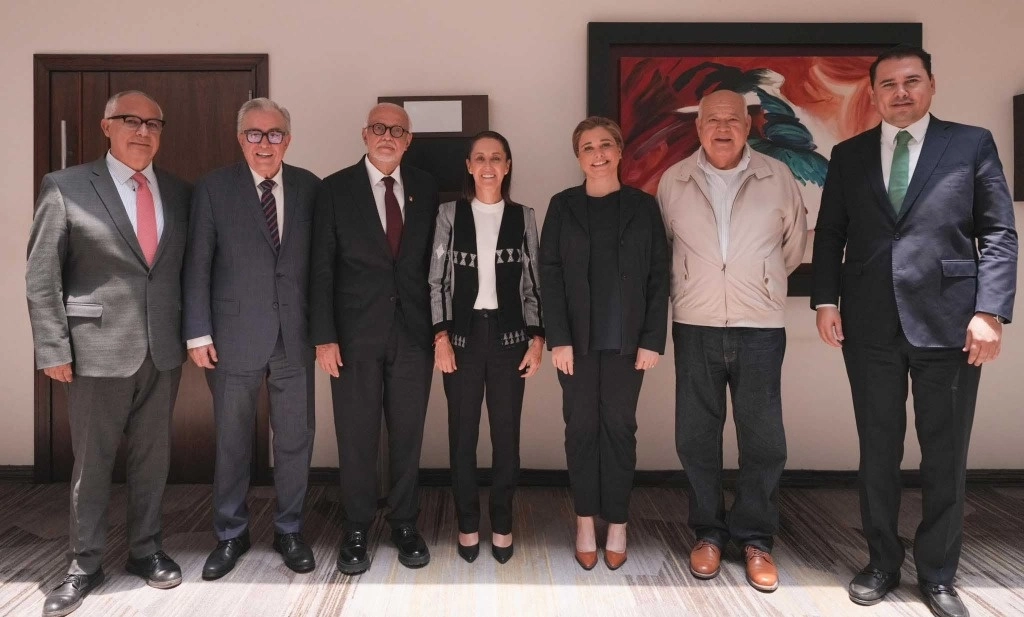 Encuentro con gobernadores del noroeste. La virtual presidenta electa, Claudia Sheinbaum, se reunió ayer con los gobernadores Víctor Castro, de Baja California Sur; Rubén Rocha, de Sinaloa; Miguel Ángel Navarro, de Nayarit; Maru Campos, de Chihuahua, así como con la representación de Baja California y Sonora, con la finalidad de acordar los proyectos estratégicos de los próximos años. Foto Imagen tomada de la cuenta @Claudiashein de la red social X 




