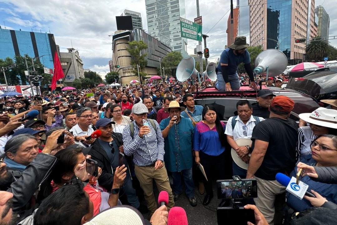 Integrantes de la comisión negociadora de la CNTE informan a sus compañeros sobre la nueva propuesta presentada por el gobierno federal. Foto 