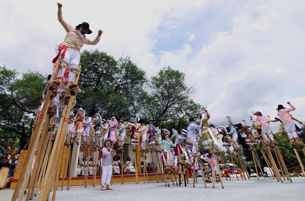 Disfrutando el baile desde las alturas. Danzantes tradicionales actúan durante la fiesta de la Guelaguetza, ayer en Villa de Zaachila, Oaxaca. Foto Afp 