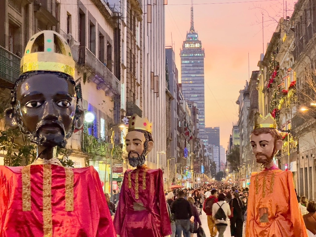 ¡Y los Reyes Magos llegaron ya...!. En la calle de Madero, en el Centro Histórico de la Ciudad de México, Melchor, Gaspar y Baltasar dieron el banderazo a los festejos navideños. Foto Roberto García Ortiz