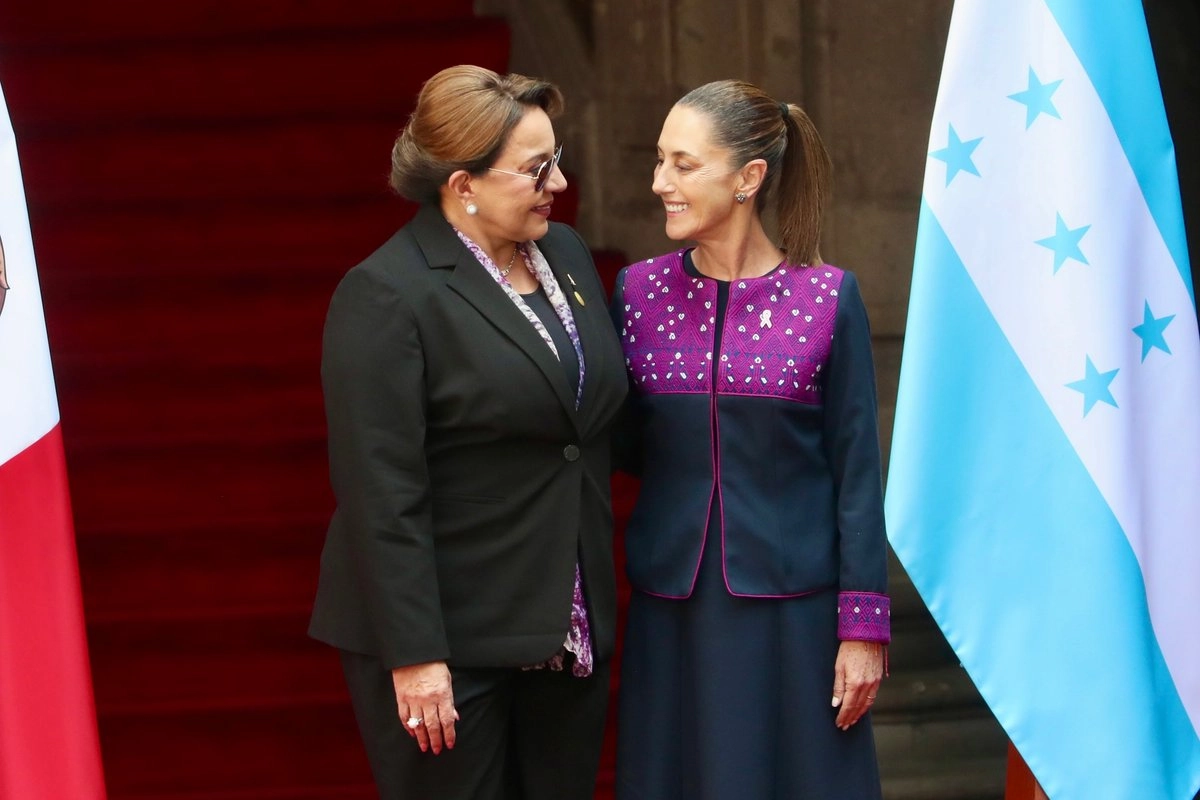 Presidentas. La presidenta Claudia Sheinbaum recibió ayer en Palacio Nacional a su par de Honduras, Xiomara Castro, de visita de trabajo en vísperas de que este fin de semana se elija a su sucesor. “Castro está por concluir su mandato; reconocemos el trabajo y compromiso con su pueblo”, señaló en redes el gobierno de México. Foto 
