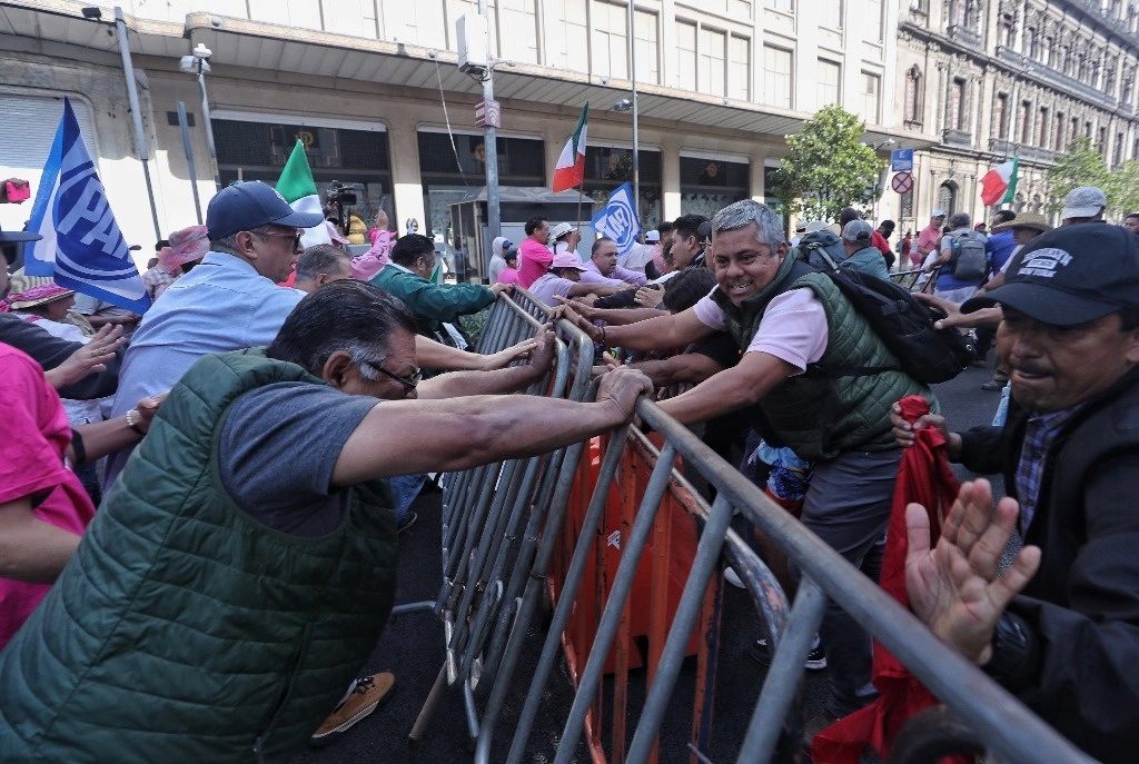 Miembros de la marea rosa desmontaron por la fuerza las vallas que fueron instaladas para garantizar la integridad de los integrantes de la CNTE, los cuales mantienen un plantón en la Plaza de la Constitución.Foto Marco Peláez