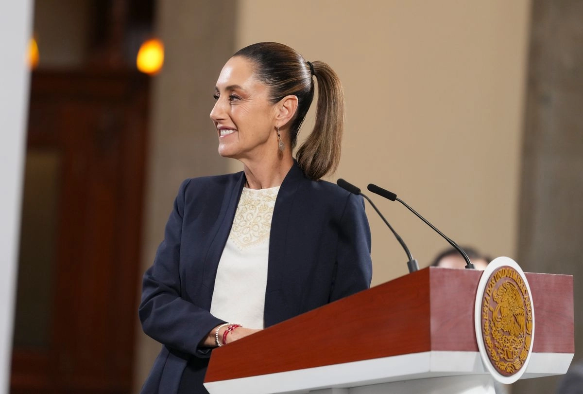  En la conferencia matutina en Palacio Nacional, la mandataria Claudia Sheinbaum reiteró la exigencia de que Estados Unidos atienda lo que ocurre con el narcotráfico dentro de su propio territorio, donde se distribuyen y consumen drogas. México hace su parte y el gobierno de aquel país debe asumir la suya, expresó.