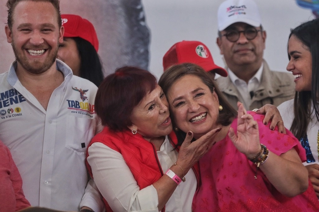 CREO EN EL COMERCIO AMBULANTE: XÓCHITL GÁLVEZ. La candidata presidencial opositora aprovechó un mitin en Tepito para arremeter contra el Presidente. En la imagen, con el aspirante al gobierno de la CDMX, Santiago Taboada, y Alejandra Barrios, líder de comerciantes ambulantes. Foto Marco Peláez