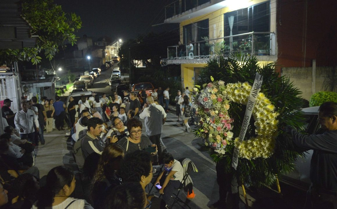 Esperan cuerpo de la cadete. Amigos y familiares de América Yamileth Sánchez acudieron a la casa de los padres de la chica para velarla. El féretro llegó ayer a la base naval de Veracruz. Foto 