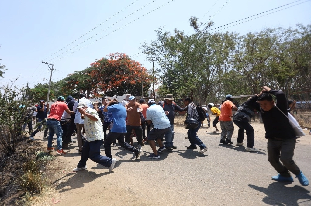 Gresca en Oaxaca entre pobladores y CNTE. Transportistas y habitantes de San Bautista La Raya intentaron romper un bloqueo de maestros, lo que desató una riña que dejó al menos 7 heridos. Foto Jorge A. Pérez Alfonso 