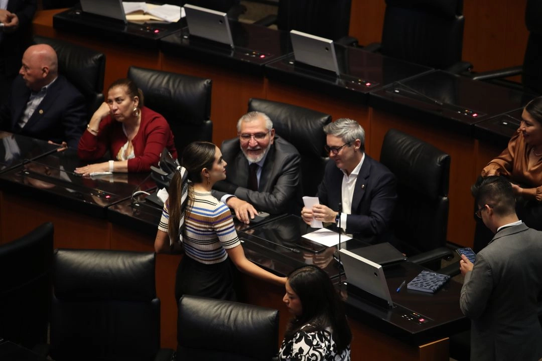 Debate legislativo. Los senadores Andrea Chávez y Adán Augusto López, durante el debate de la reforma a la Ley de Telecomunicaciones y Radiodifusión. Foto 