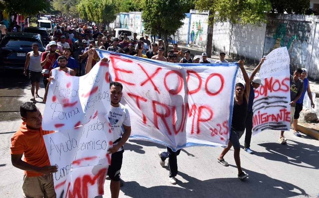 Protestan migrantes en Escuintla, Chiapas. Migrantes procedentes de Venezuela, Cuba, Honduras, El Salvador y Haití, entre otros países, que integraban dos caravanas que se unieron en Escuintla, Chiapas, y pretenden llegar a Estados Unidos antes de que Trump asuma la presidencia, se manifestaron ayer para exigir al Instituto Nacional de Migración la entrega de formas migratorias múltiples y poder avanzar al norte de México. Foto Édgar H. Clemente