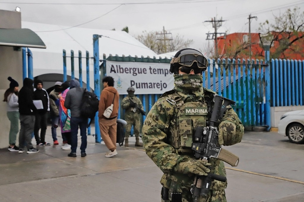 Se alista México para atender a repatriados. Marath Bolaños, secretario del Trabajo, visitó ayer el refugio temporal Pumarejo (en la imagen) en Matamoros, en preparación para recibir a personas expulsadas después de que Donald Trump, presidente de EU, anunció guerra total contra la migración ilegal. Foto Afp