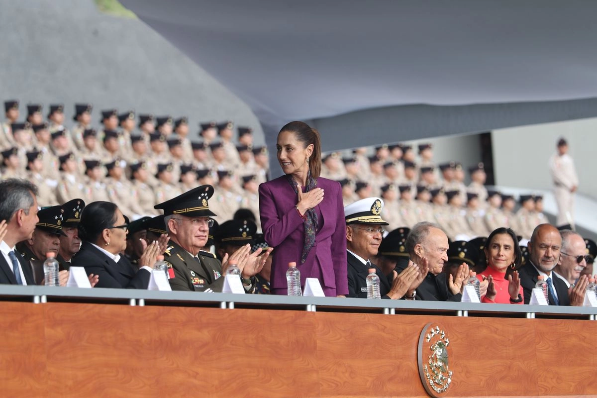 En el Colegio Militar, acompañada de integrantes de su gabinete, de los titulares de la Defensa y de la Marina, así como del fiscal General de la República, la mandataria estuvo presente en la inauguración de cursos. Foto 