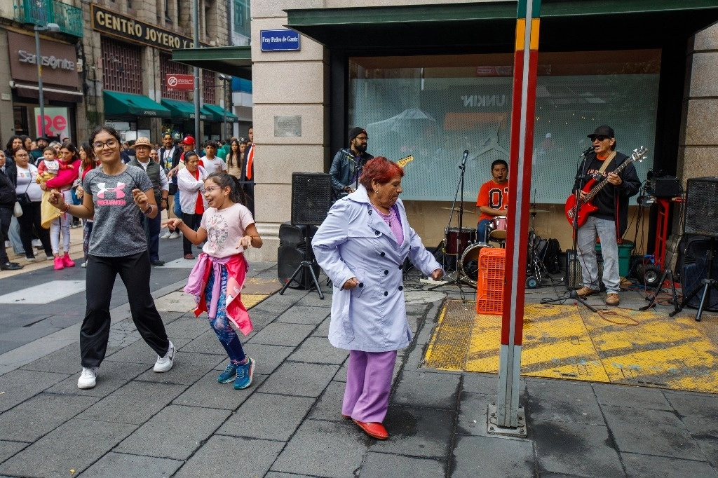 Música y baile en la Ciudad. Al escuchar el ‘Bule bule’ en vivo, transeúntes se pusieron a bailar en plena calle en el Centro Histórico de la Ciudad de México. Foto Pablo Ramos 