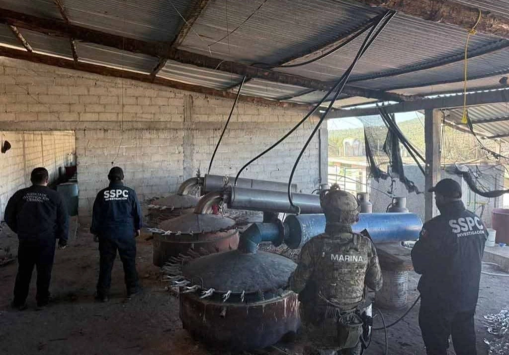 Catean tres domicilios en Tlaxcala y Puebla. Personal de FGR, SSPC, Marina, Guardia Nacional y Defensa hallaron en Tlaxcala dos laboratorios con precursores químicos, un arma larga y 320 cartuchos de distintos calibres. Esta acción se concretó luego de que un juez de control liberó las órdenes de cateo para intervenir tres domicilios ubicados en Tlaxcala y Puebla. Foto Cuartoscuro 