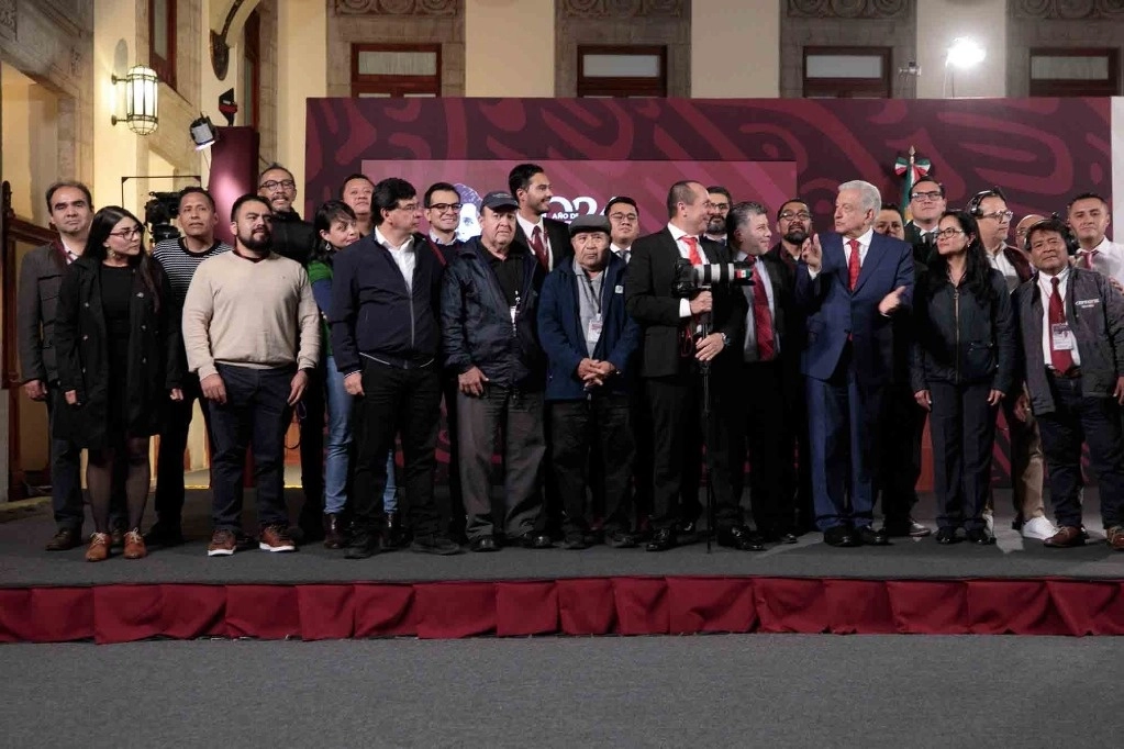 AMLO POSA CON "LA TROPA" EN PALACIO NACIONAL. Casi en el ocaso de su mandato, el Presidente agradeció en la mañanera de ayer al equipo de comunicación que lo acompañó estos seis años. Foto Presidencia
