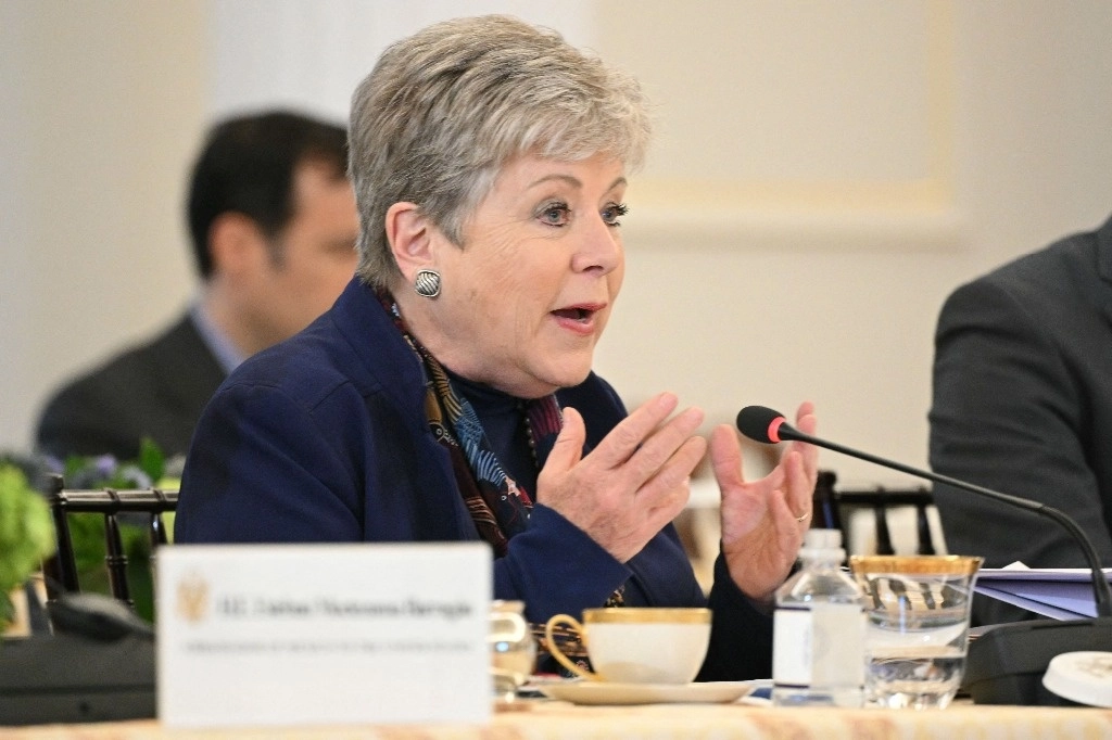 Encuentro trilateral por crisis migratoria. La canciller Alicia Bárcena participó ayer en una reunión de trabajo en Washington con altos funcionarios de Estados Unidos y el ministro de Exteriores de Guatemala. Foto Afp



