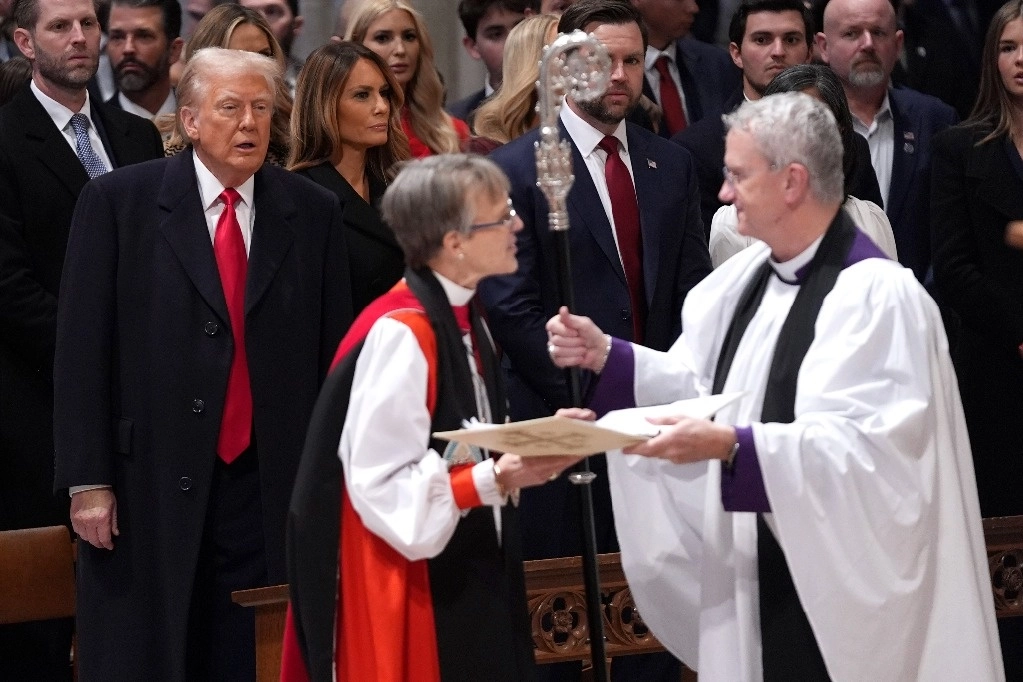 El presidente de Estados Unidos, Donald Trump, observa a la obispa Mariann Budde, quien durante el sermón en la Catedral de Washington instó al mandatario a ser clemente con la comunidad LGBT+ y con los migrantes. En su red Truth Social, el magnate se refirió a la eclesiástica como “izquierdista radical y una odiadora de Trump”. Foto Ap