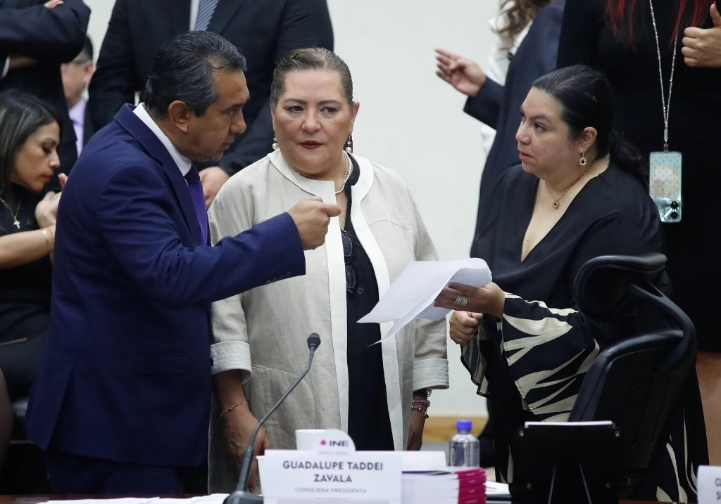 Trabajos en el INE para la elección en el poder judicial. La titular del instituto, Guadalupe Taddei, flanqueada por el consejero Jorge Montaño y la secretaria ejecutiva, Claudia Suárez, en la sesión preparatoria. Foto Cristina Rodríguez 